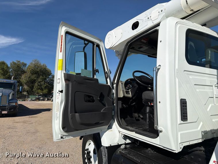 image for item FM7730 2010 International 7400 bucket truck