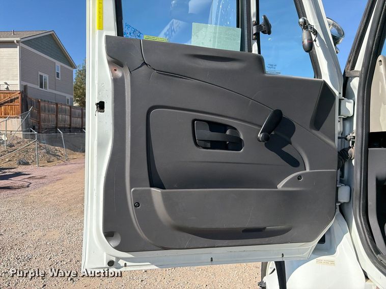 image for item FM7730 2010 International 7400 bucket truck