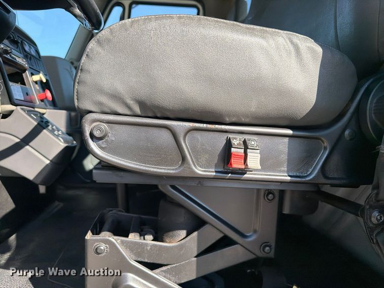 image for item FM7730 2010 International 7400 bucket truck