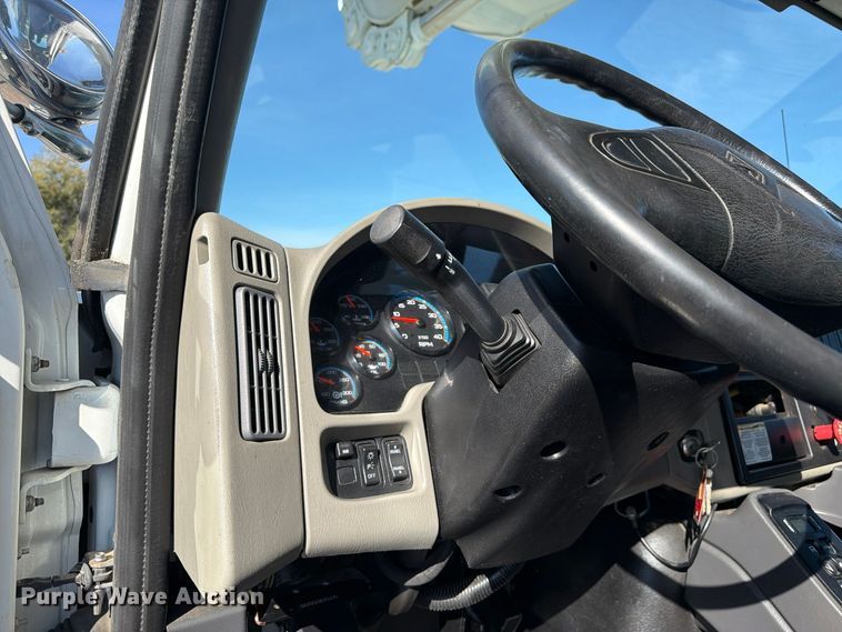 image for item FM7730 2010 International 7400 bucket truck