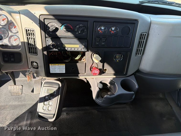image for item FM7730 2010 International 7400 bucket truck