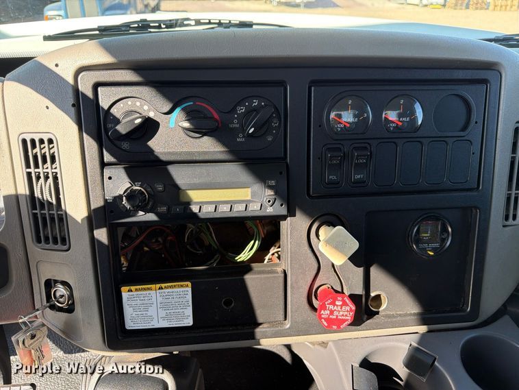 image for item FM7730 2010 International 7400 bucket truck