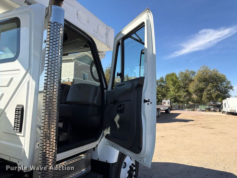 image for item FM7730 2010 International 7400 bucket truck