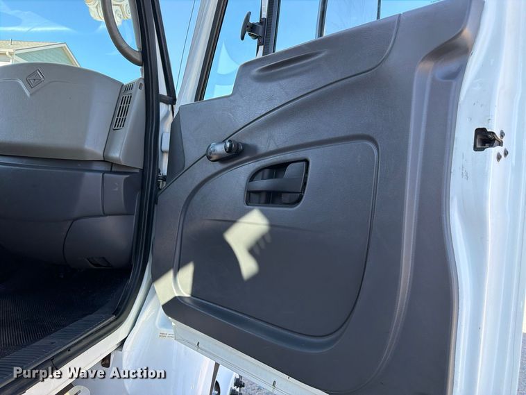 image for item FM7730 2010 International 7400 bucket truck
