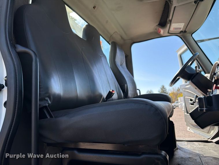 image for item FM7730 2010 International 7400 bucket truck