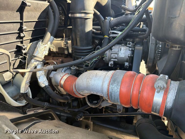 image for item FM7730 2010 International 7400 bucket truck