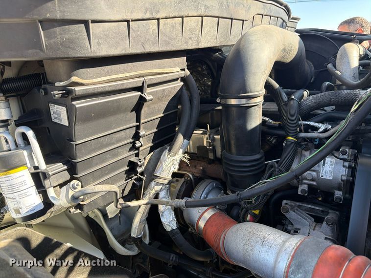 image for item FM7730 2010 International 7400 bucket truck