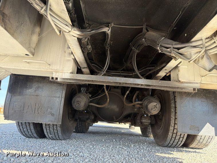 image for item FM7730 2010 International 7400 bucket truck
