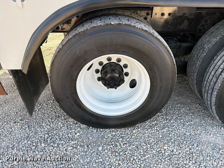 image for item FM7730 2010 International 7400 bucket truck
