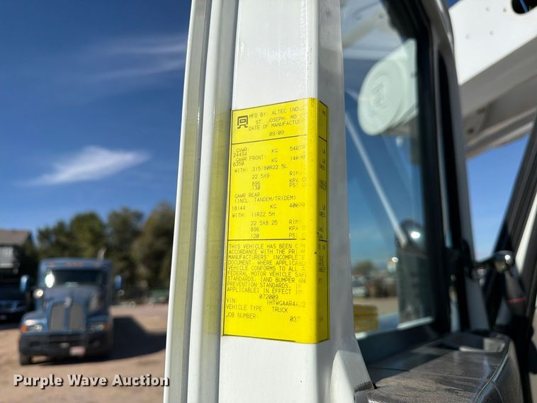image for item FM7730 2010 International 7400 bucket truck