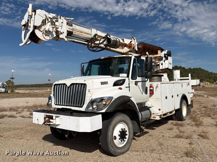 image for item FM8004 2011 International 7400 digger derrick truck