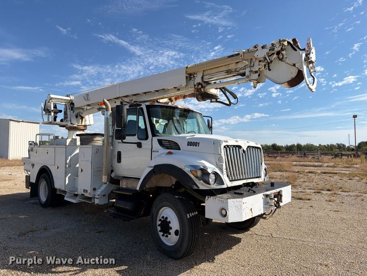 image for item FM8004 2011 International 7400 digger derrick truck
