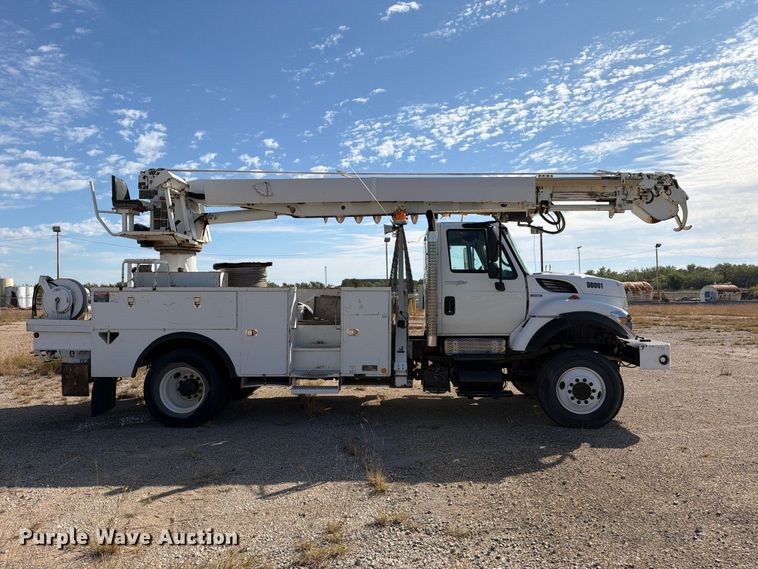 image for item FM8004 2011 International 7400 digger derrick truck