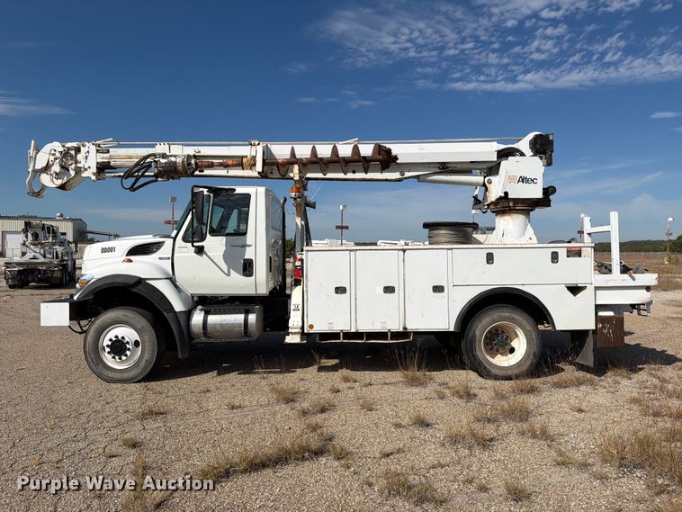 image for item FM8004 2011 International 7400 digger derrick truck