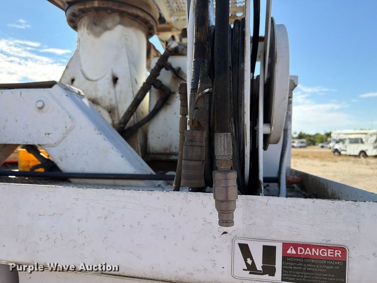 image for item FM8004 2011 International 7400 digger derrick truck
