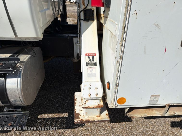 image for item FM8004 2011 International 7400 digger derrick truck