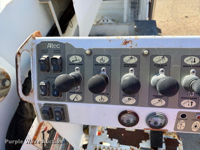 image for item FM8004 2011 International 7400 digger derrick truck
