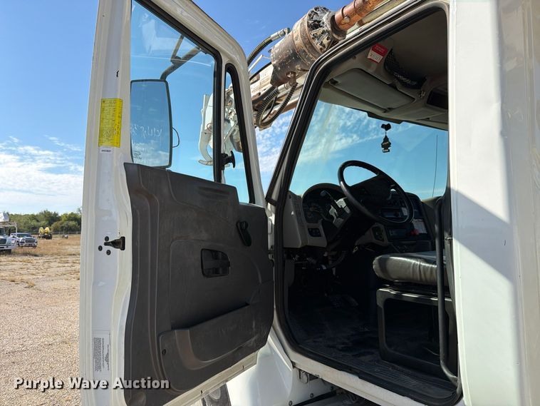 image for item FM8004 2011 International 7400 digger derrick truck