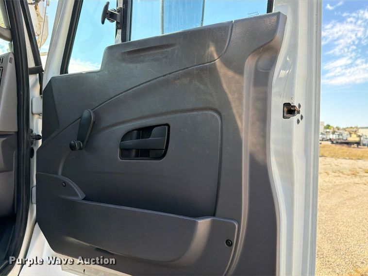 image for item FM8004 2011 International 7400 digger derrick truck