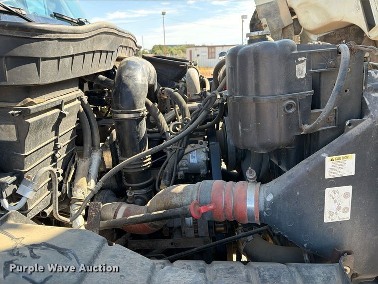 image for item FM8004 2011 International 7400 digger derrick truck
