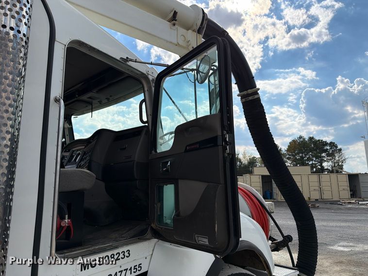 2011 Kenworth T440
