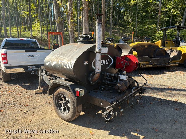 image for item FN2075 2021 Weiler TT300 asphalt trailer