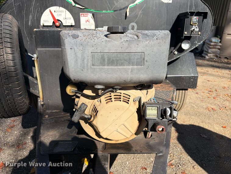 image for item FN2075 2021 Weiler TT300 asphalt trailer
