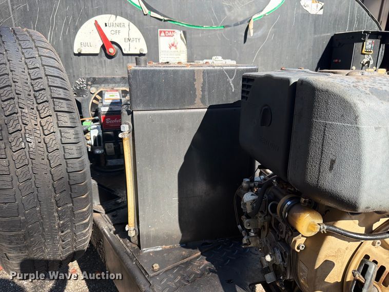 image for item FN2075 2021 Weiler TT300 asphalt trailer