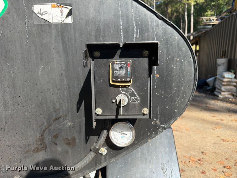 image for item FN2075 2021 Weiler TT300 asphalt trailer