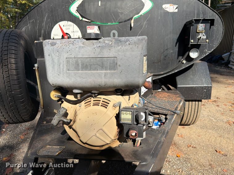 image for item FN2075 2021 Weiler TT300 asphalt trailer