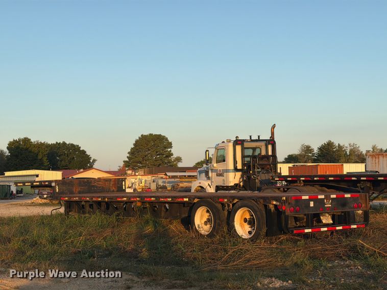 image for item FN2655 2004 Lufkin drop deck trailer