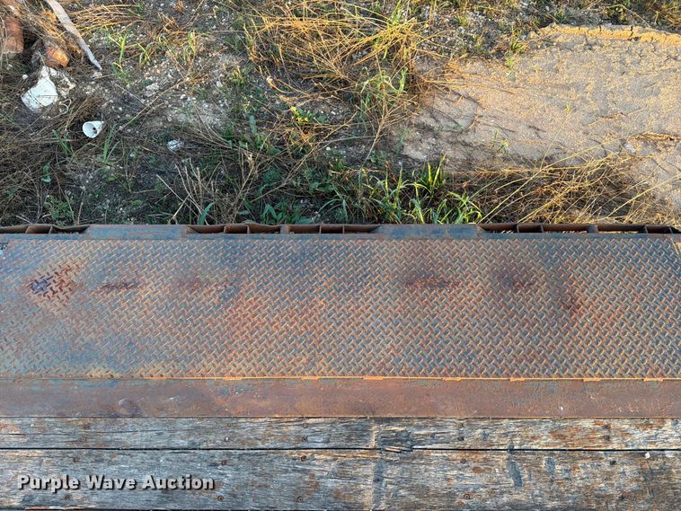image for item FN2655 2004 Lufkin drop deck trailer