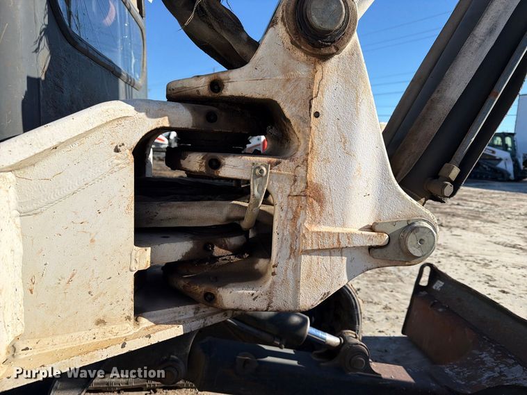 image for item FN2670 2005 Bobcat 341G mini excavator