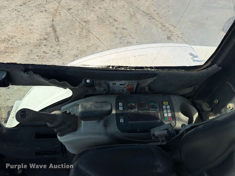 image for item FN2670 2005 Bobcat 341G mini excavator
