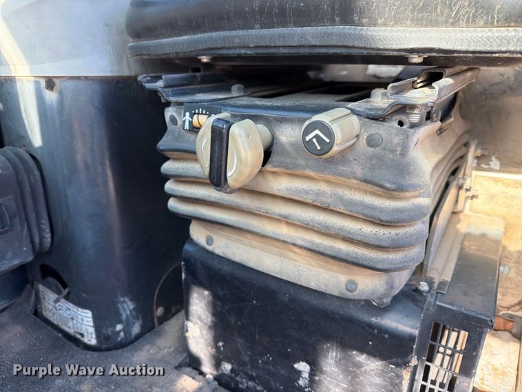 image for item FN2670 2005 Bobcat 341G mini excavator