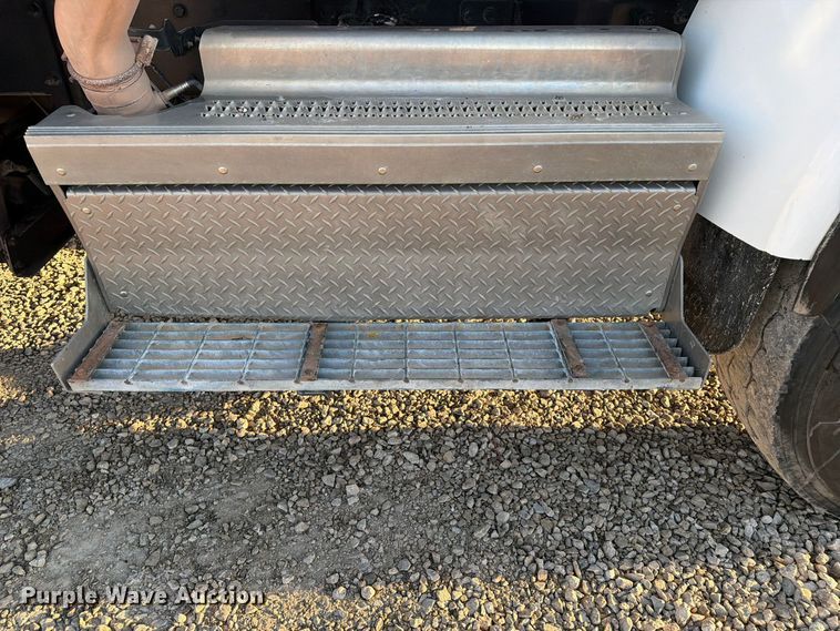 image for item FN2674 2020 Peterbilt 348 dump truck