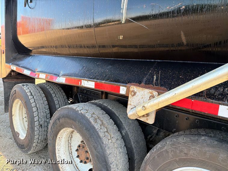image for item FN2674 2020 Peterbilt 348 dump truck