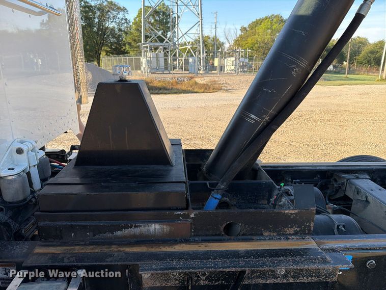 image for item FN2674 2020 Peterbilt 348 dump truck