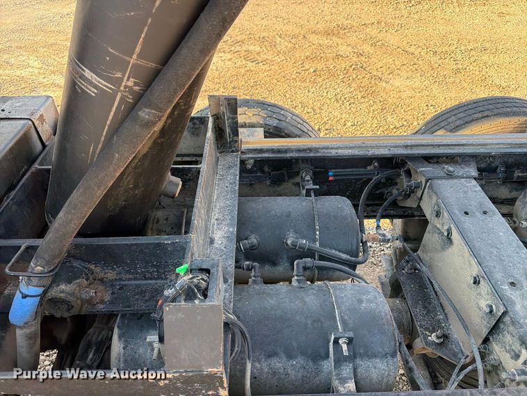 image for item FN2674 2020 Peterbilt 348 dump truck
