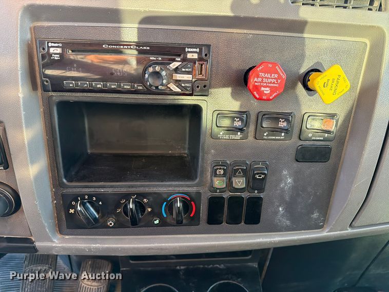 image for item FN2674 2020 Peterbilt 348 dump truck