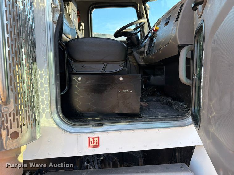 image for item FN2674 2020 Peterbilt 348 dump truck