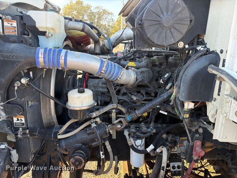 image for item FN2674 2020 Peterbilt 348 dump truck