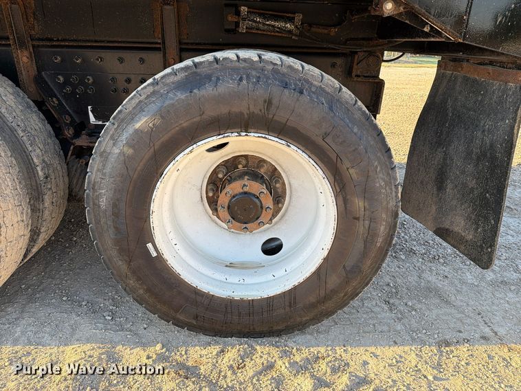 image for item FN2674 2020 Peterbilt 348 dump truck