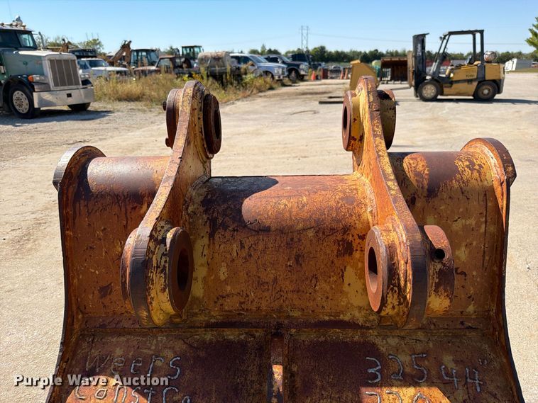 image for item FN5890 Excavator bucket