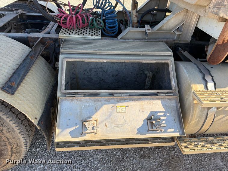 image for item FN5895 1996 International 9200 semi truck