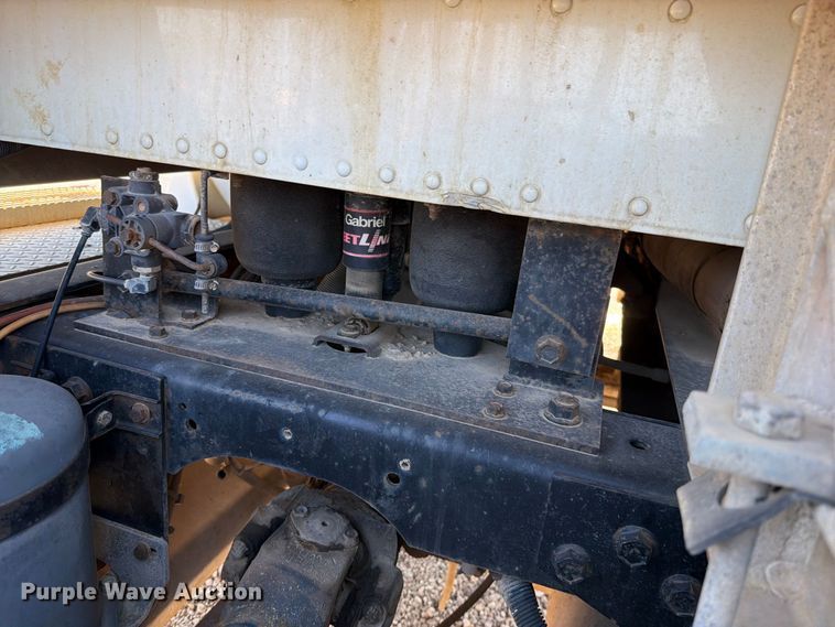 image for item FN5895 1996 International 9200 semi truck