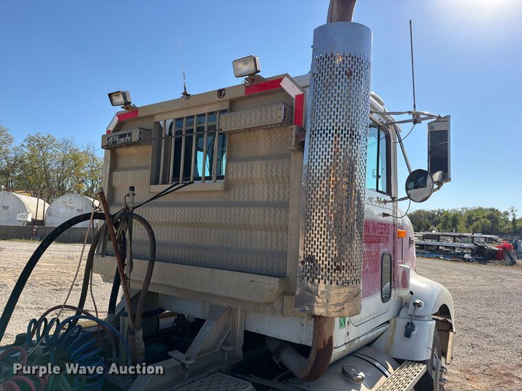 image for item FN5895 1996 International 9200 semi truck