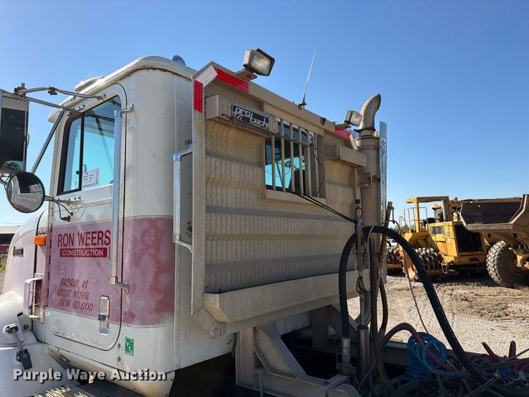 image for item FN5895 1996 International 9200 semi truck