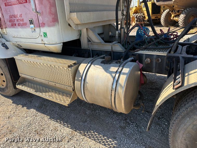 image for item FN5895 1996 International 9200 semi truck