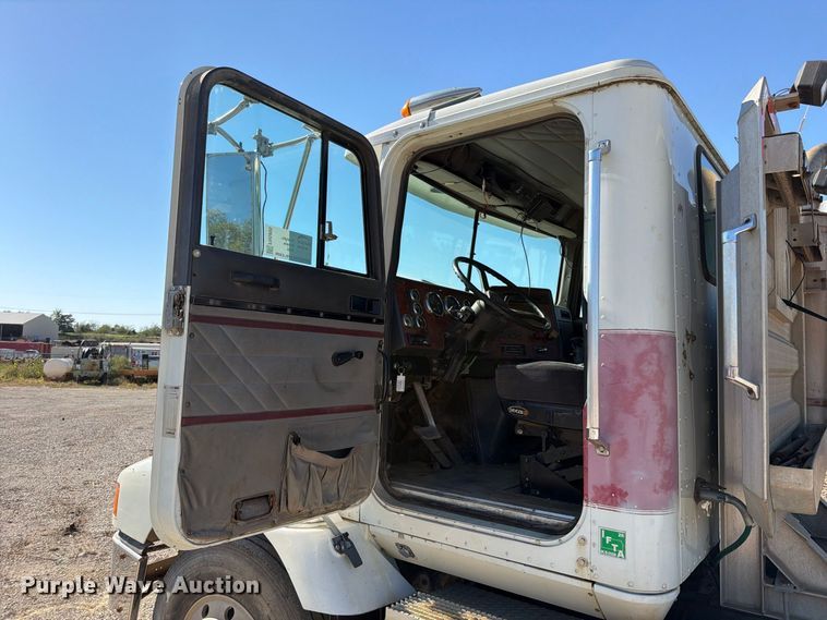 image for item FN5895 1996 International 9200 semi truck